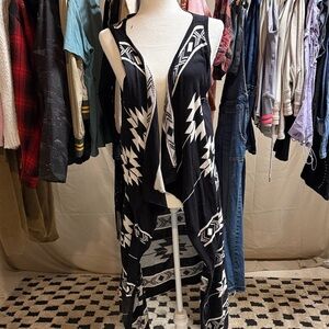 BKE Monochrome Geometric Open Vest